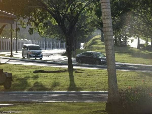 Sebanyak 20 kenderaan VIP kelihatan memasuki pekarangan Istana Negara petang ini. - FOTO ASRIL ASWANDI SHUKOR