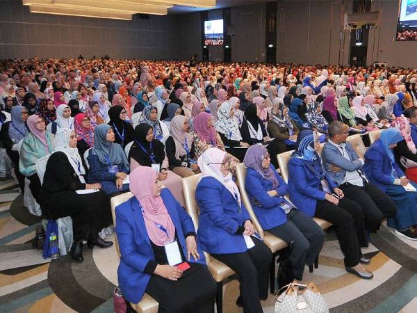 Lebih 2,000 peserta mengambil bahagian pada Mega Seminar Magnet Rezeki Reset Minda anjuran Syakirin Souls Transformation (SST) di Bangi Aveneu Convention Centre semalam. - FOTO ROSLI TALIB