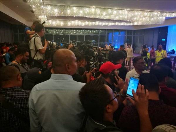 Media berkumpul di lobi Hotel Sheraton.