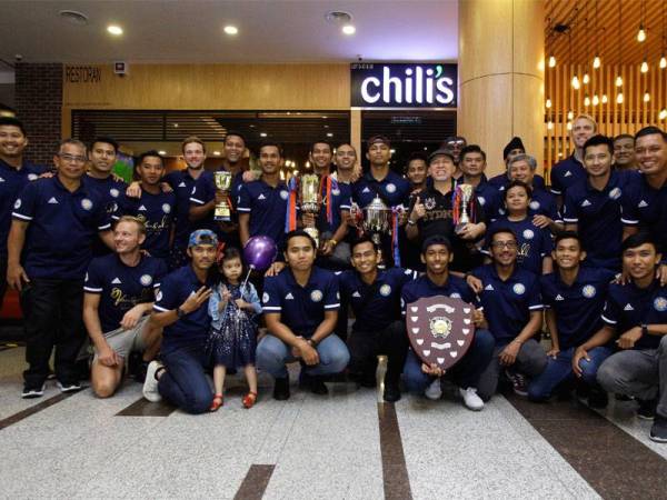 Pemain UniKL bergambar bersama selepas majlis makan tengah hari di sebuah restoran di ibu negara semalam.