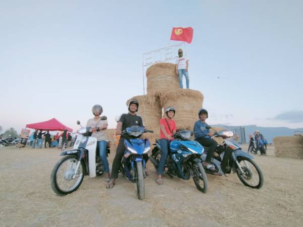 
Anak-anak muda turut mengabadikan kenangan bersama motosikal masing-masing di jerami gulung.