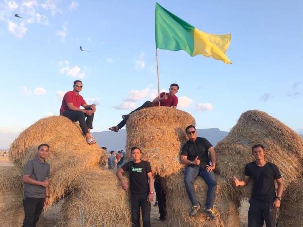 
Sekumpulan pengunjung bergambar di salah satu 'port' jerami gulung.