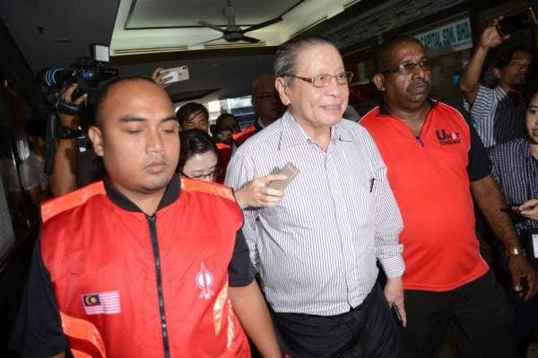 Kit Siang tiba di ibu Pejabat DAP di Jalan Yew kira-kira jam 11.00 pagi.