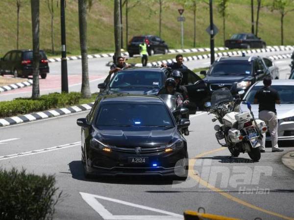 Wan Azizah tiba di Istana Negara bagi mengadap Yang di Pertuan Agong hari ini. -Foto SHARIFUDIN ABDUL RAHIM