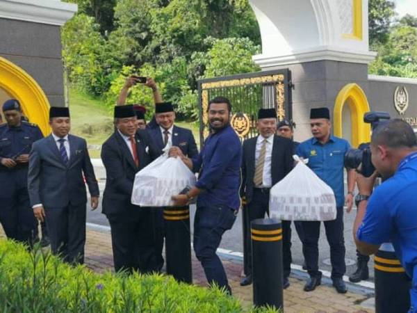 Petugas media menerima makanan daripada Datuk Nazim.