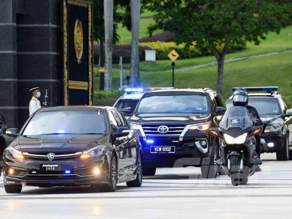 Kenderaan rasmi yang membawa Tun Dr Mahathir Mohamad dilihat keluar dari Istana Negara petang ini. - FOTO SHARIFUDIN ABDUL RAHIM