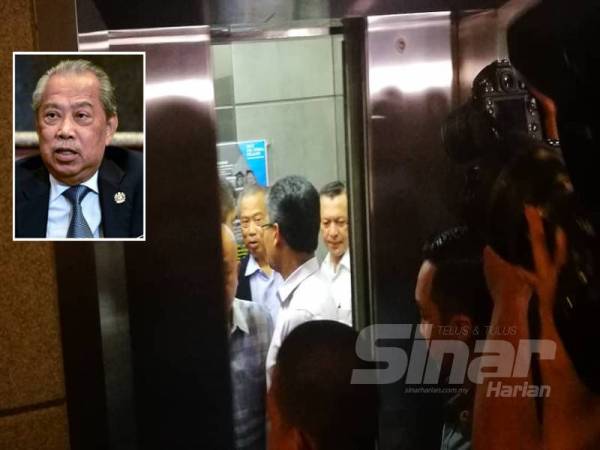 Muhyiddin tiba kira kira jam 8.30 malam bagi mempengerusi mesyuarat parti Bersatu di pejabat parti itu di Petaling Jaya, malam ini. 