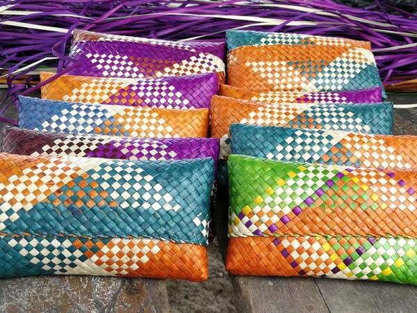 Beg mengkuang mini atau supik yang dihasilkan penganyam dari Chendering