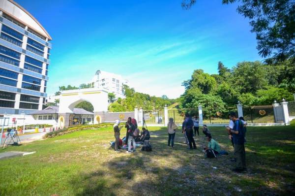 Petugas media menanti kemungkinan ahli-ahli Parlimen BN dan Pas di luar Pintu 2 Istana Negara hari ini. -Foto: SHARIFUDIN ABDUL RAHIM
