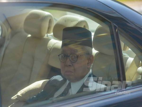Ahli Parlimen Gua Musang, Tengku Razaleigh Hamzah tiba di Istana Negara hari ini. - FOTO SHARIFUDIN ABDUL RAHIM