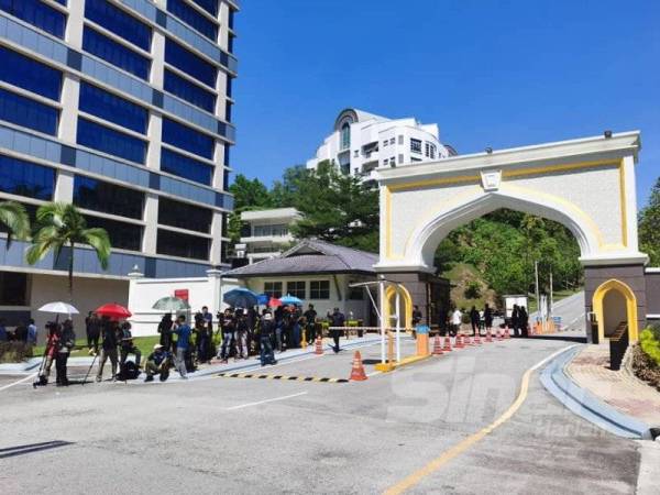 Petugas media berkampung di pekarangan Istana Negara sejak awal pagi lagi. - FOTO SHARIFUDIN ABDUL RAHIM