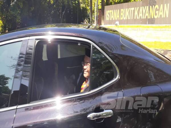 Amirudin tersenyum selepas selesai menghadap Sultan Selangor Sultan Sharafuddin Idris Shah di Istana Bukit Kayangan, Shah Alam pagi tadi.