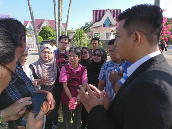 Mohd Syafiq (kanan) ketika bertemu dengan pihak media di luar Kompleks Seri Negeri, Ayer Keroh di sini hari ini.