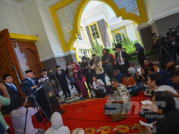Datuk Pengelola Bijaya Diraja Istana Negara, Datuk Ahmad Fadil Shamsuddin ketika memberikan taklimat kepada petugas media di Istana Negara hari ini. - FOTO SHARIFUDIN ABDUL RAHIM