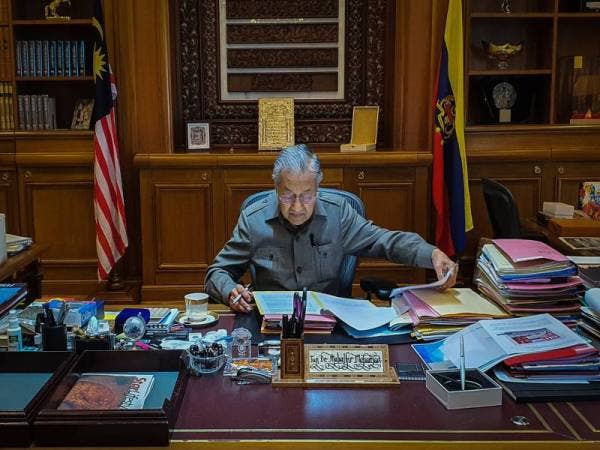 Dr Mahathir hari ini memulakan tugas sebagai Perdana Menteri Interim. -Foto: Twitter chedetofficial