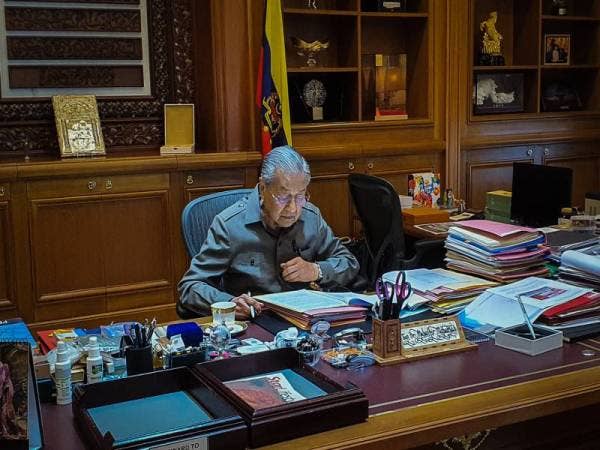 Dr Mahathir hari ini memulakan tugas sebagai Perdana Menteri Interim. - Foto Twitter chedetofficial