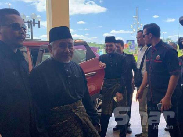 Beberapa ahli Pas tiba di Menara Dato' Onn, Pusat Dagangan Dunia Putra (PWTC) untuk satu perjumpaan khas sebelum ke Istana Negara jam 2 petang tadi.