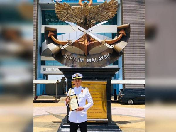 Hisyam bersama sijil penghargaan yang diterima daripada APMM. - Foto Instagram Hisyam Hamid