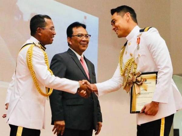 Hisyam ketika menerima penghargaan daripada APMM. - Foto Instagram Hisyam Hamid