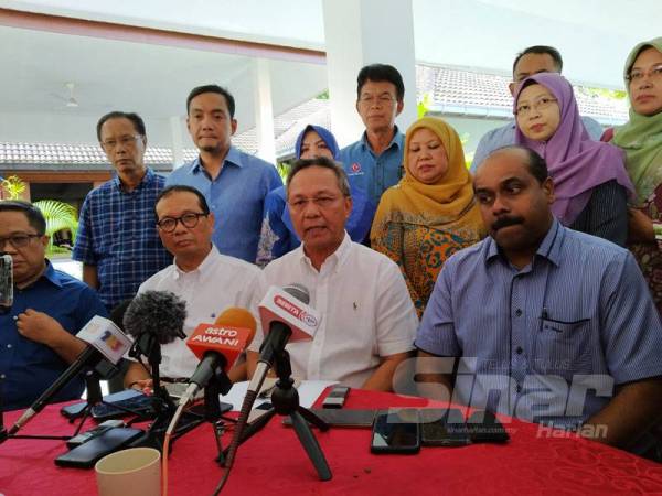 Hasni (dua dari kanan) pada sidang media selepas mesyuarat khas di Pejabat Perhubungan UMNO Johor petang tadi.