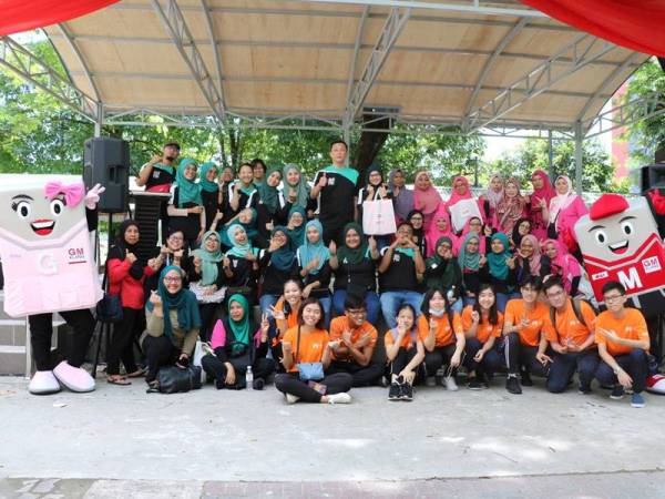 Peserta dari Kelab Sukan Kumpulan TSI GM Klang bergambar kenangan selepas program di Projek Perumahan Rakyat (PPR) Seri Pantai.