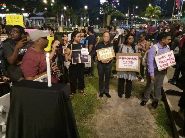 Kira-kira 80 individu hadir menyertai perhimpunan tersebut.