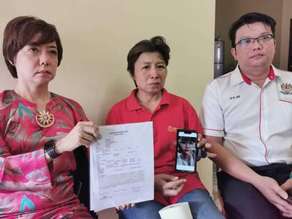 Nicole (kiri) dan Choy Choo menunjukkan laporan polis berhubung kehilangan Ka Yi.