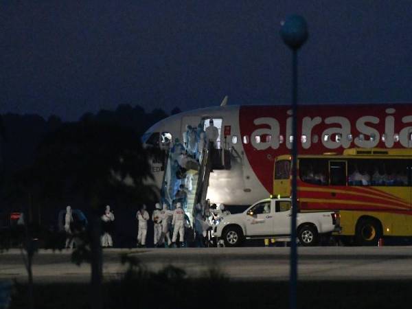 SEPANG - MISI KEDUA ... Seramai 66 individu yang dibawa pulang dari Wuhan, China selamat tiba di negara ini dengan menaiki pesawat khas AirAsia di Unit Kecemasan Udara (ADU), Lapangan Terbang Antarabangsa Kuala Lumpur (KLIA) hari ini. - Foto BERNAMA