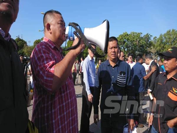 Aminuddin ketika melaungkan perkataan 'kekal Adly'.