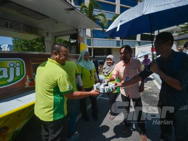 Saji tidak ketinggalan menyediakan minuman kepada petugas media yang membuat liputan di luar Pintu 2 Istana Negara hari ini. -Foto Sinar Harian SHARIFUDIN ABDUL RAHIM