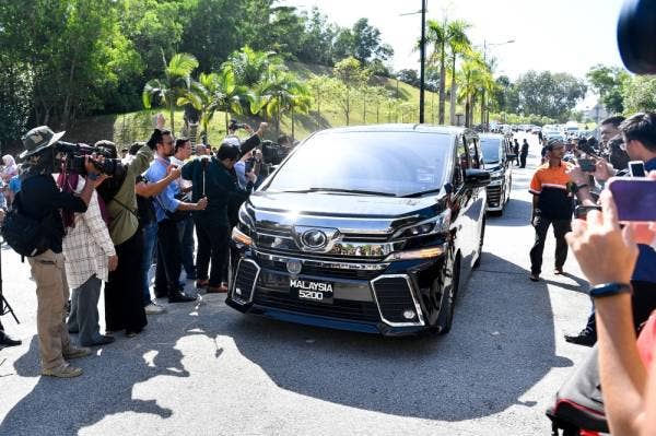 Kelihatan beberapa buah kenderaan yang membawa Ahli Parlimen memasuki Istana Negara untuk menghadap Yang di-Pertuan Agong Al-Sultan Abdullah Ri’ayatuddin Al-Mustafa Billah Shah. -Foto Bernama