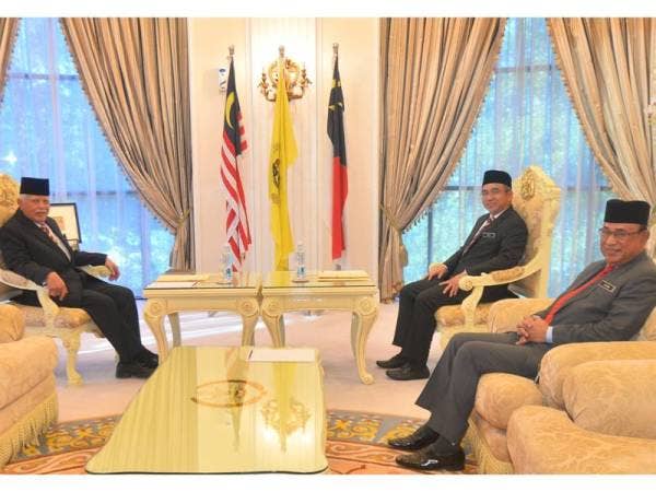 Adly (kanan) diiringi Hasim bertemu Mohd Khalil di pejabat Yang Dipertua negeri di Ayer Keroh hari ini.