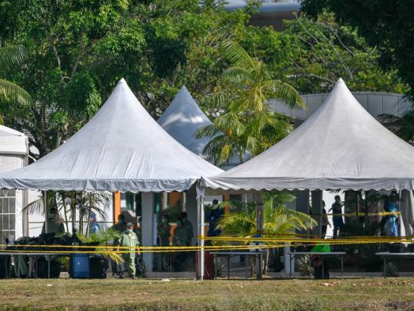 Petugas Kementerian Kesihatan membuat persediaan di pusat pemantauan bagi menerima rakyat Malaysia yang pulang dari Wuhan, China di Akept Labu hari ini. - Foto Bernama