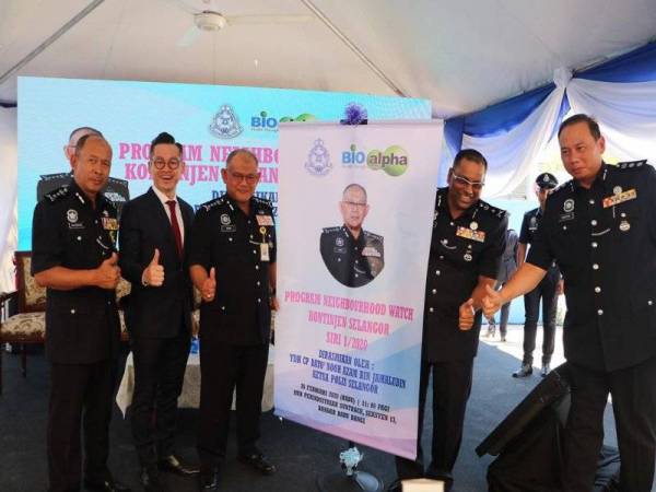 Noor Azam (tengah) merasmikan Program Neighbourhood Watch Kontinjen Selangor Siri 1/2020 di Hub Perindustrian Suntracks, Bangi hari ini.
