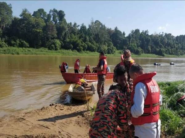 Operasi SAR bagi mencari mangsa yang dilaporkan hilang selepas terjatuh di Sungai Pahang di Kampung Jelam, Bera. - Foto ihsan bomba 