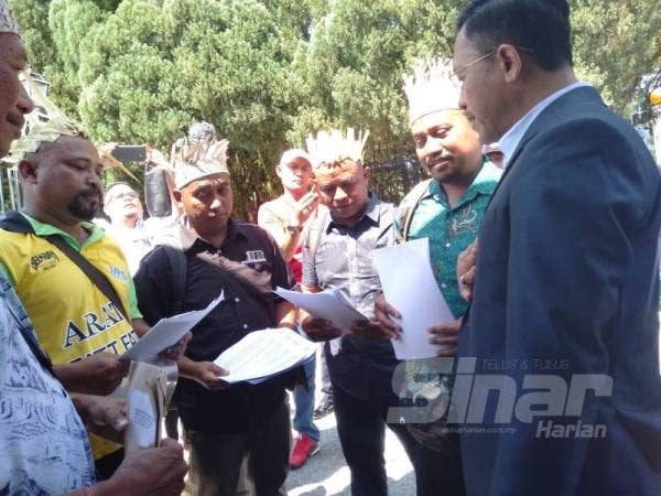 Rahman (dua dari kanan) menyerahkan memorandum kepada Borhan (kanan) di Bangunan Sultan Salahuddin Abdul Aziz Shah hari ini.