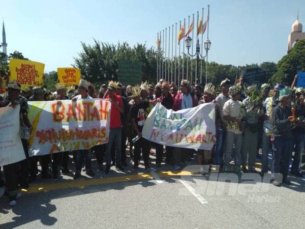 Masyarakat orang asli menghantar memorandum bantahan kepada kerajaan Selangor di Bangunan Sultan Salahuddin Abdul Aziz Shah hari ini.