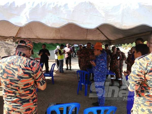 Taklimat dan bacaan doa oleh anggota yang terlibat operasi mencari mangsa. 