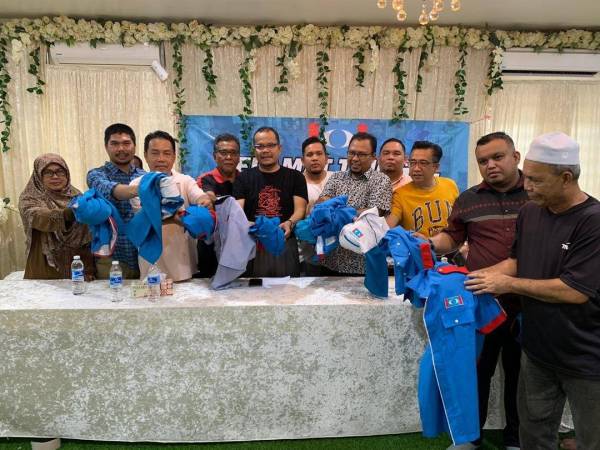 Ab Aziz (lima,kiri) melakukan gimik penyerahan baju sebagai tanda keluar parti itu di sini hari ini.