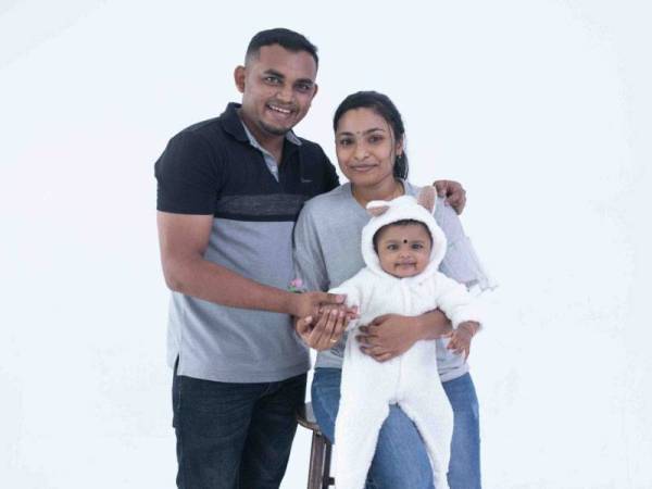 Praba bersama isteri, Chithra dan anak mereka, Tosikha.