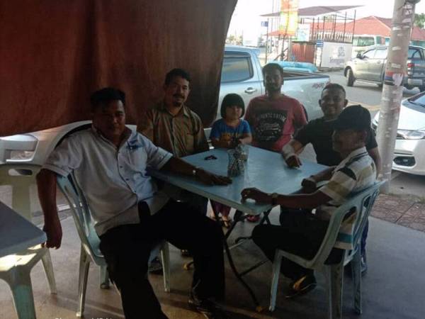 Praba (dua dari kanan) berjiran dengan orang Melayu.