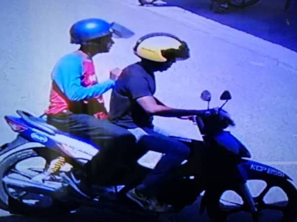 Kedua-dua suspek melarikan diri dengan sebuah motosikal selepas melakukan samun di masjid.