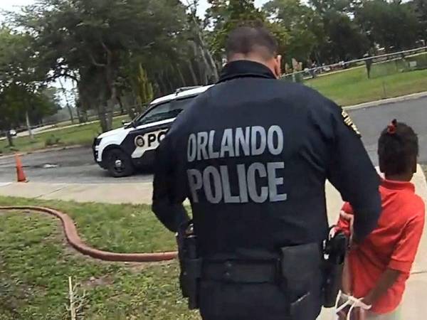 Anggota polis terbabit mengikat tangan Rolle tanpa belas kasihan. - Foto Agensi