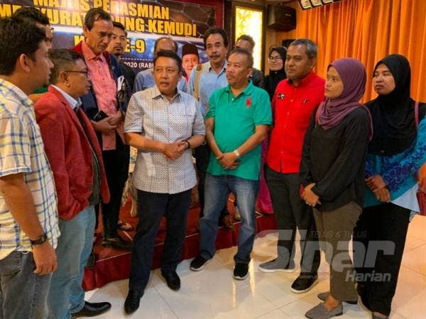 Jazlan (tengah) berbual bersama wakil media selepas merasmikan Mesyuarat Agung Kali Ke-9 Kelab Media Kelantan Darul Naim (Kemudi) di Royal Guest House malam tadi.