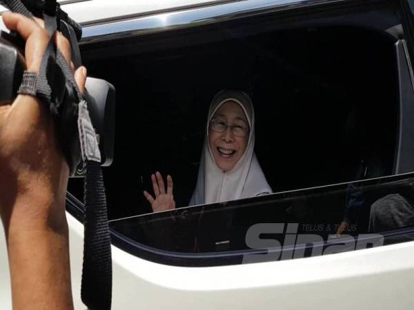 Dr Wan Azizah keluar dari kediamannya di Bukit Segambut Dalam, Kuala Lumpur pada jam 12.30 tengah hari tadi untuk hadiri pertemuan dengan Ahli Parlimen PKR.