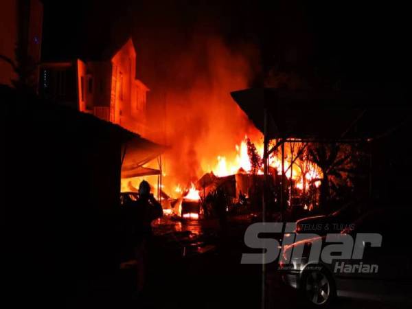 Api marak ketika anggota bomba dan penyelamat tiba di lokasi kebakaran di Taman Setapak, Kuala Lumpur awal pagi tadi.