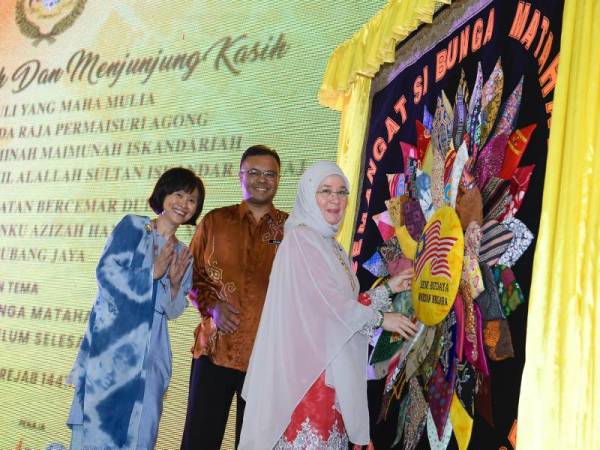 Raja Permaisuri Agong Tunku Hajah Azizah Aminah Maimunah Iskandariah berkenan melakukan gimik pelancaran platform The Tuanku Azizah Handmade Market (TTAHM) di One City hari ini. - Foto Bernama