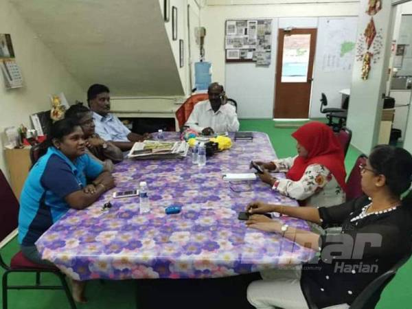 Gunasekaran (tengah) lebih bersemangat menjalankan tugasnya selaku wakil rakyat.