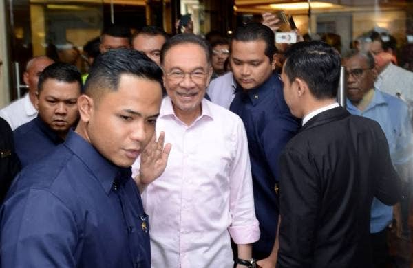 Anwar mempengerusikan Mesyuarat PH di Hotel Eastin di sini hari ini.
