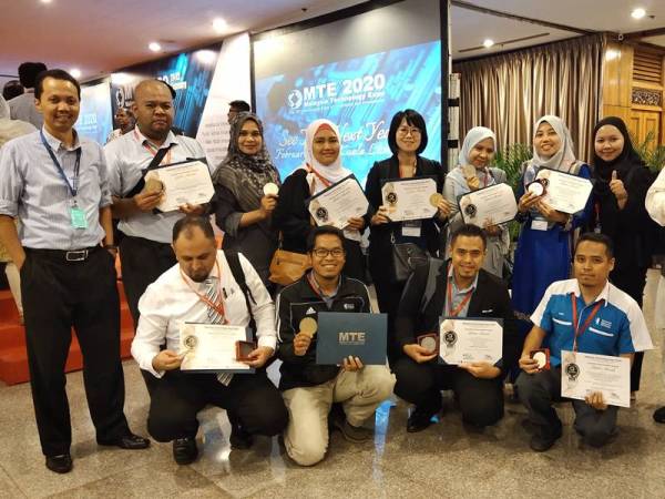 Penyelidik dalam kalangan pensyarah UMP bersama pingat dan sijil penghargaan apabila berjaya meraih empat pingat emas dan enam perak dalam Malaysia Technology Expo (MTE) 2020 baru-baru ini.